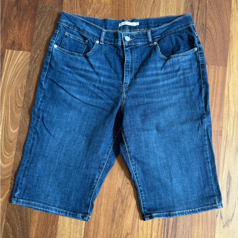 Levi's Short Women's Dark Wash Classic Bermuda Denim Shorts Size‎ 31